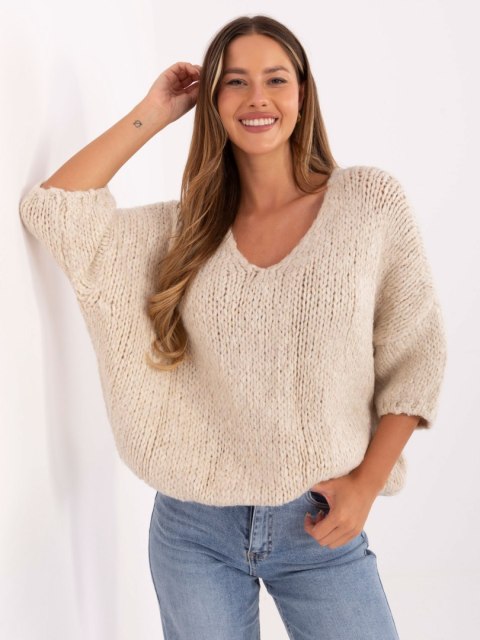 Stylizacja z jasnobeżowym swetrem oversize ITALY MODA – Stylowy Wieszak
