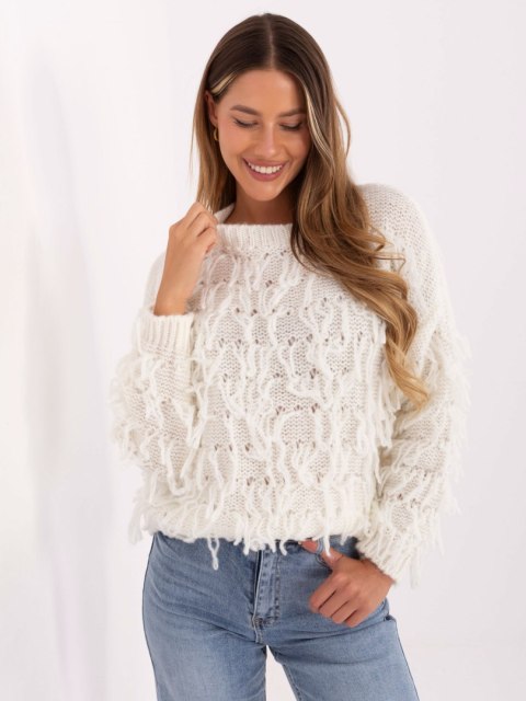 Sweter damski ecru z wełną i frędzlami – Stylowy Wieszak