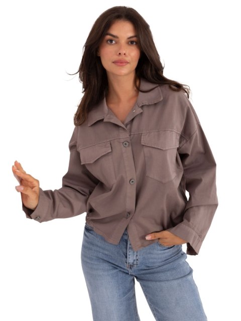Modelka w koszuli damskiej fango casual RUE PARIS z kołnierzykiem