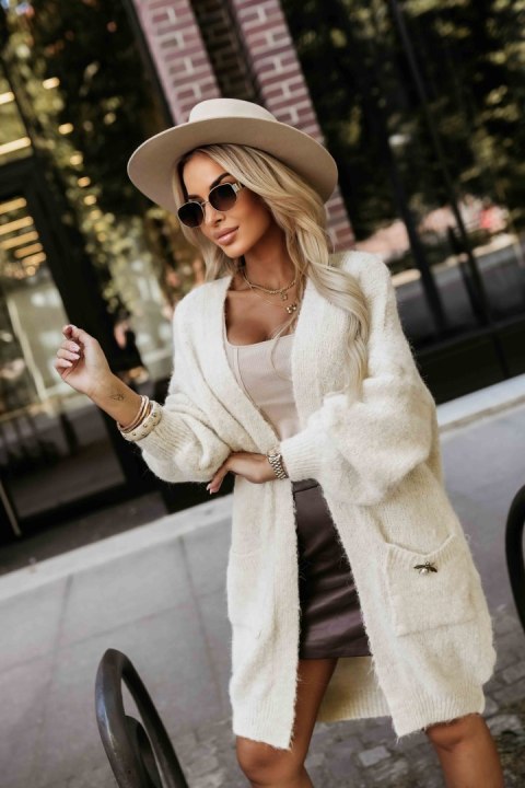 628-1 Modny kardigan oversize z ozdobną broszką i praktycznymi kieszeniami - beżowy - UNI