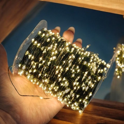 Lampki choinkowe LED 1000 sztuk ciepły biały – widok świecących lampek