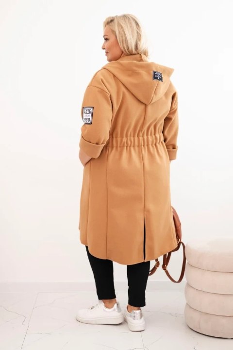 Moda plus size – camelowy płaszcz damski oversize z naszywkami