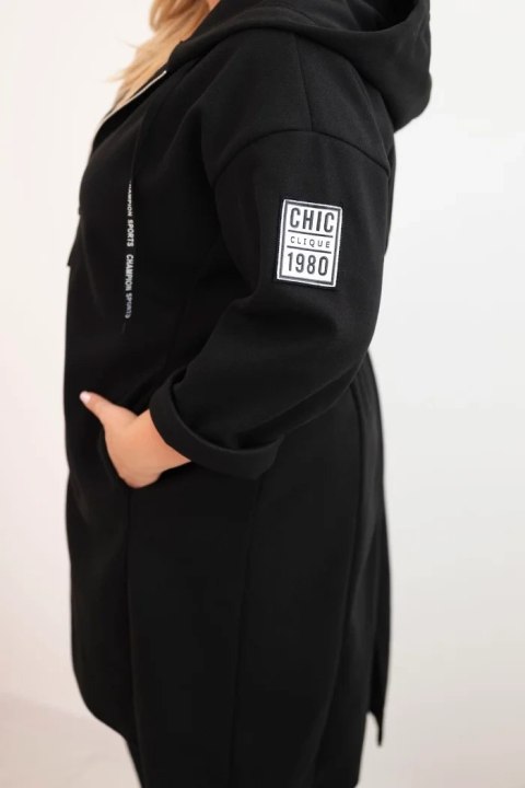 Moda plus size – czarny płaszcz damski z kapturem i sportowym charakterem