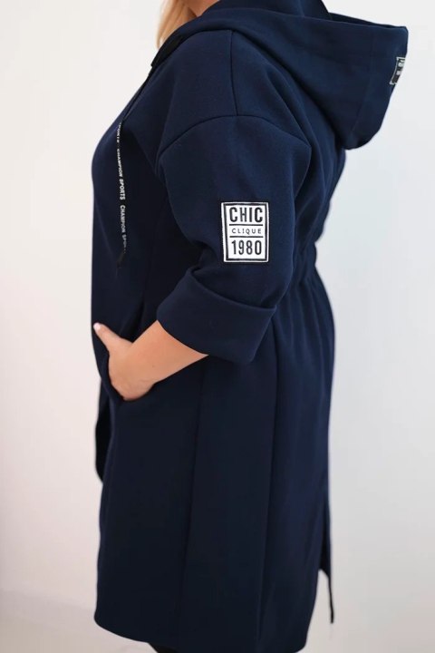 Moda plus size – granatowy płaszcz damski z kapturem i sportowym charakterem