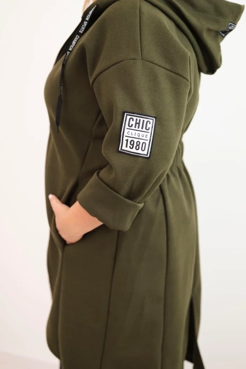 Moda plus size – płaszcz damski khaki z kapturem i sportowym charakterem