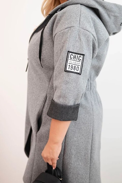 Moda plus size – szary płaszcz damski z kapturem i sportowym charakterem