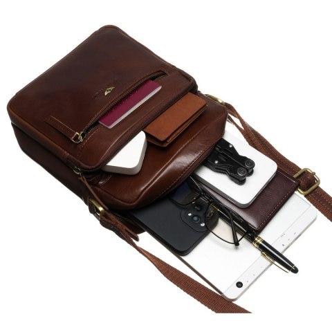 Skórzana, brązowa torebka męska zawieszona na pasku. W zestawie saszetka na klucze - Peterson