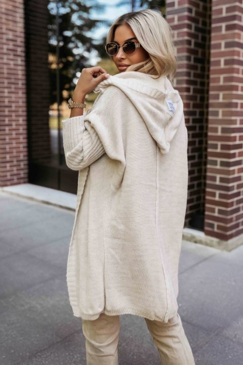629-1 Wygodny kardigan oversize z kapturem i stylową naszywką - beżowy - UNI