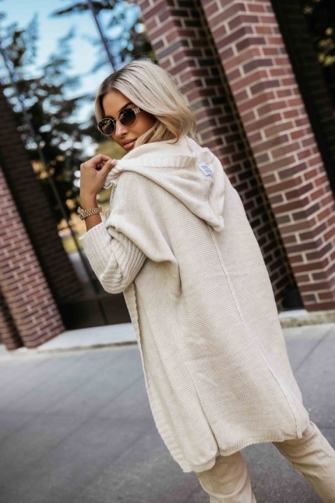 629-1 Wygodny kardigan oversize z kapturem i stylową naszywką - beżowy - UNI