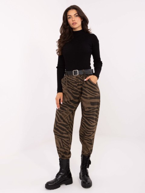 Casualowa stylizacja z khaki spodniami w zebrę – look miejski