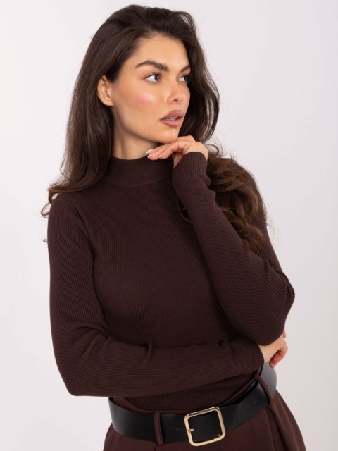 Casualowa stylizacja: czekoladowy sweter w prążek S i spodnie w kant – Stylowy Wieszak