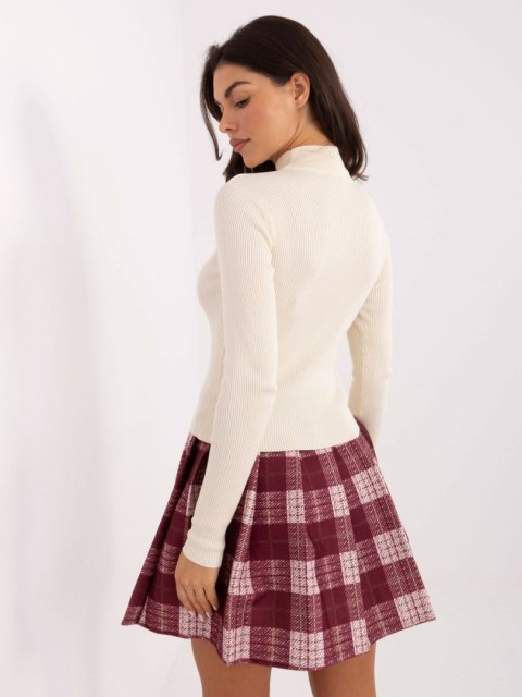 Stylizacja casual: ecru sweter w prążek S i spódnica w kratę – Stylowy Wieszak