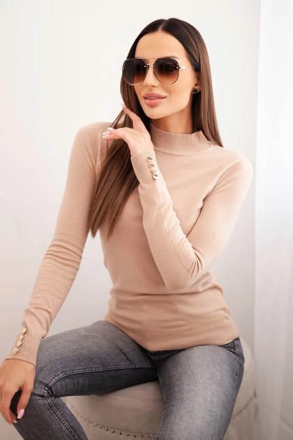 Sweter damski camelowy z wiskozy ze stójką i ozdobnymi guzikami – Stylowy Wieszak