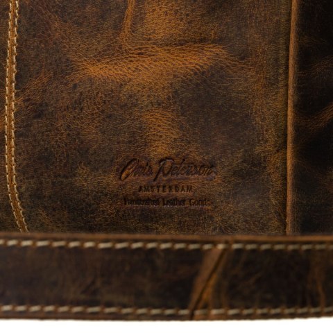 Skórzana listonoszka męska w brązowym kolorze zawieszona na regulowanym pasku - Peterson