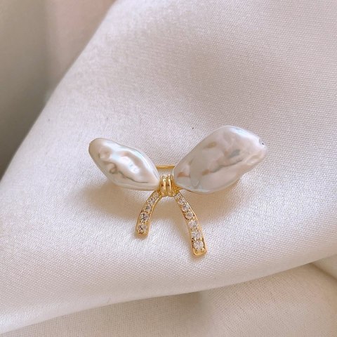 Elegancka broszka damska w kształcie kokardy z perłami