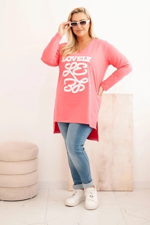 Bluzka damska Plus Size LOVELY różowa – bawełniana z dekoltem V i aplikacją 3D