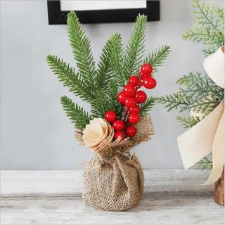 Mała choinka świąteczna w doniczce z ostrokrzewem 25,5 cm – Stylowy Wieszak