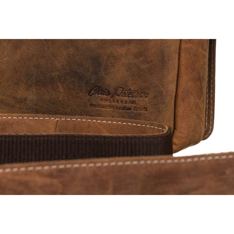 Poręczna listonoszka męska ze skóry naturalnej w brązowym kolorze ze złotymi okuciami - Peterson