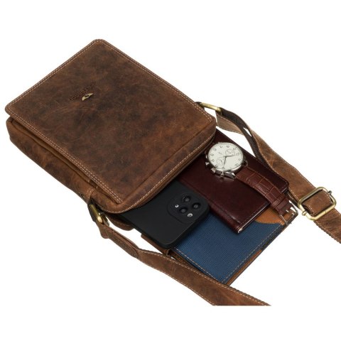 Poręczna listonoszka męska ze skóry naturalnej w brązowym kolorze ze złotymi okuciami - Peterson