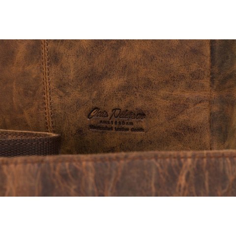 Skórzana listonoszka męska w brązowym kolorze zawieszona na regulowanym pasku - Peterson