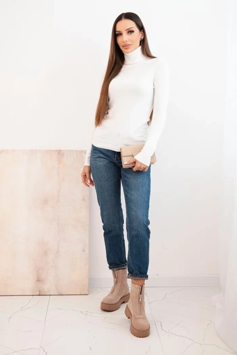 Dopasowany biały sweter damski z klasycznym golfem