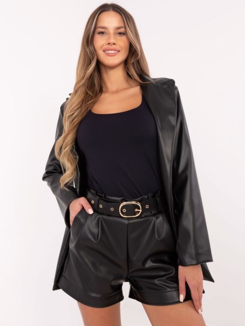 Czarne spodenki z ekoskóry w eleganckiej stylizacji z dopasowanym topem