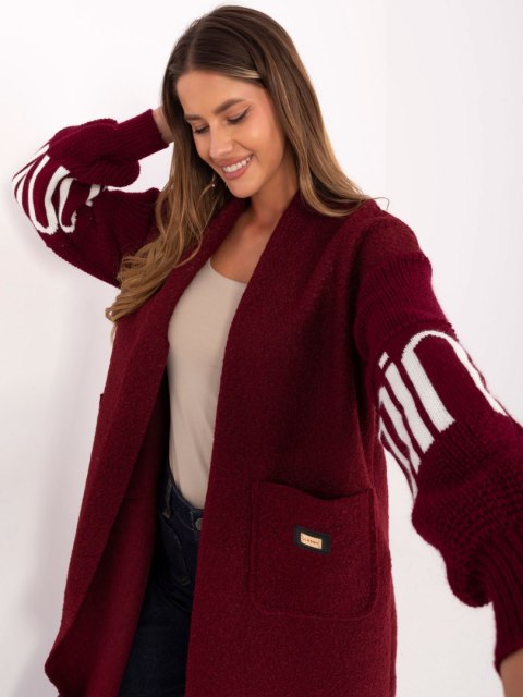 Modny kardigan damski boucle bordowy z naszywką Maya – Stylowy Wieszak