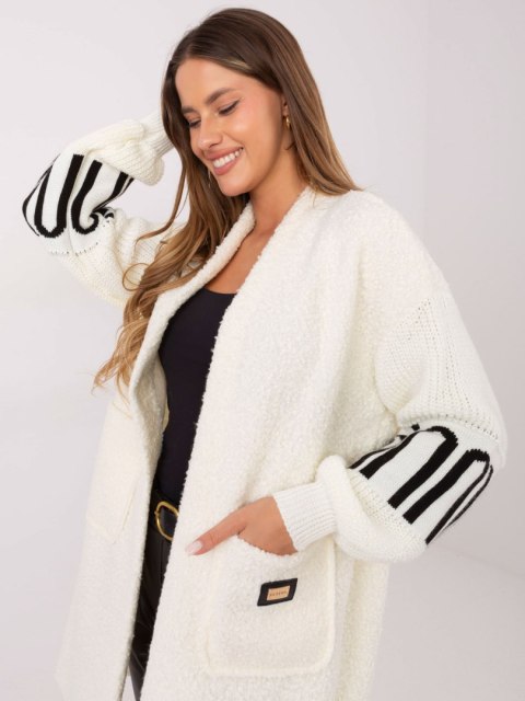 Kardigan damski boucle ecru z naszywką Maya – Stylowy Wieszak