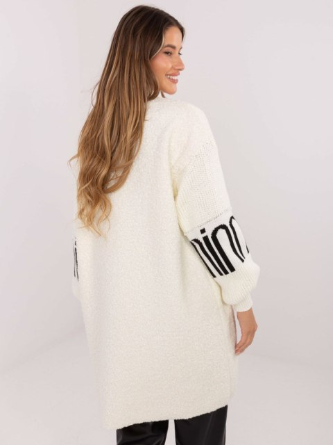 Modelka w kardiganie ecru boucle z bufiastymi rękawami marki Maya – Stylowy Wieszak