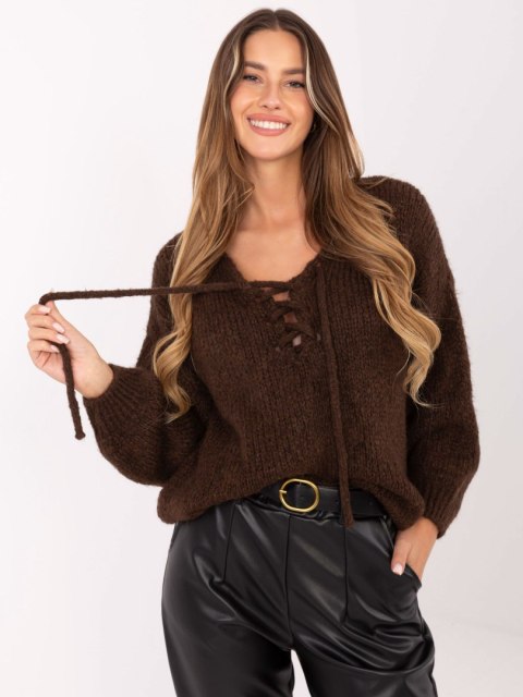 Modelka prezentuje brązowy sweter Italy Moda z wiązaniem z przodu