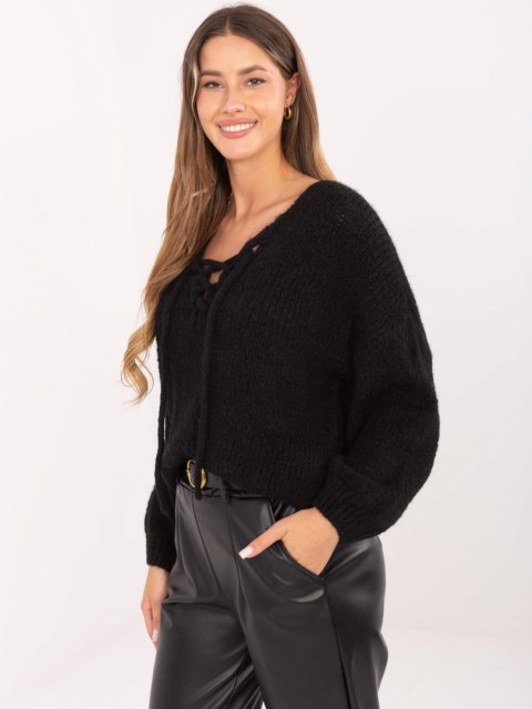 Modelka prezentuje czarny sweter Italy Moda z wiązaniem – Stylowy Wieszak