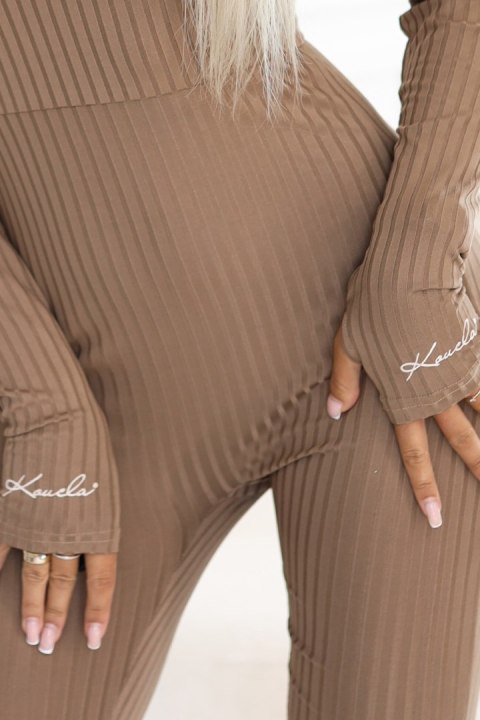 619-1 Wygodny i elegancki prążkowany kombinezon damski z dekoltem - mocha mousse - M