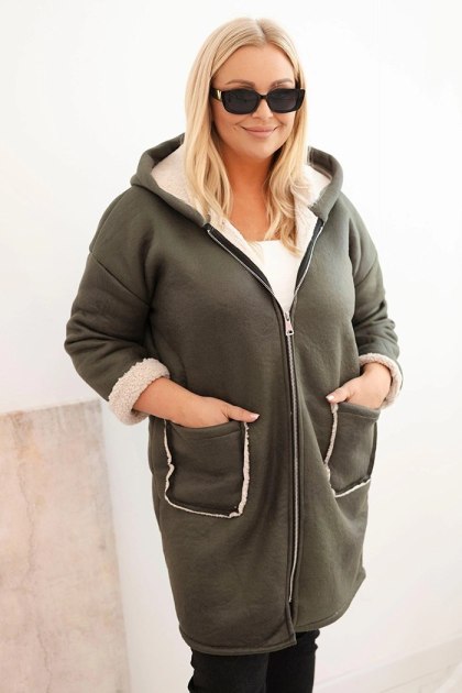 Kurtka damska Plus Size z kapturem i kieszeniami ocieplana barankiem khaki – Stylowy Wieszak
