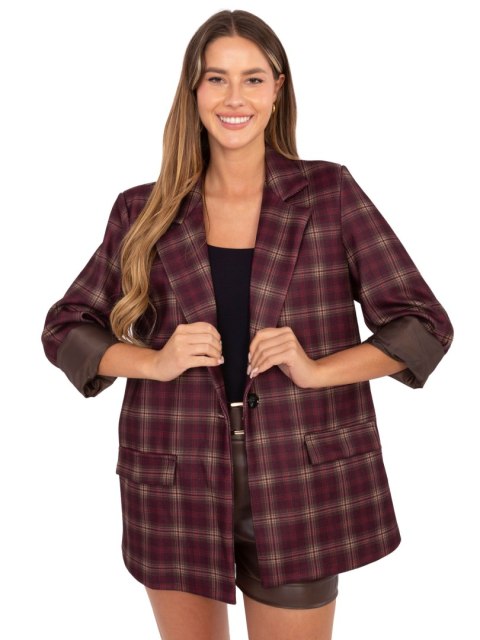 Modelka w bordowo-beżowej marynarce ITALY MODA – stylowy look