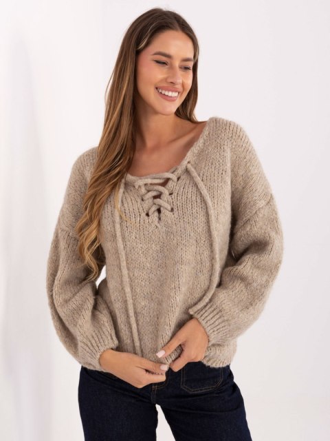 Modelka prezentuje beżowy sweter Italy Moda z długim rękawem