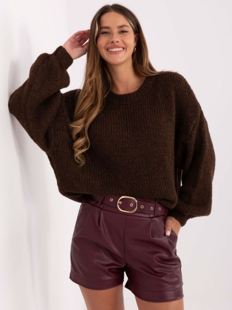 Burgundowe szorty damskie z ekoskóry z eleganckim paskiem w kolorze złotym