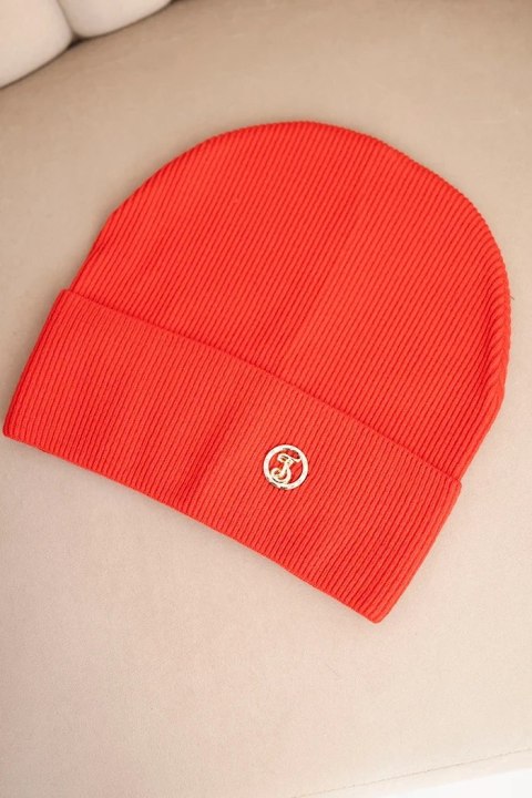 Czapka damska prążkowana z modalu i wiskozy z ozdobnym guzikiem czerwona