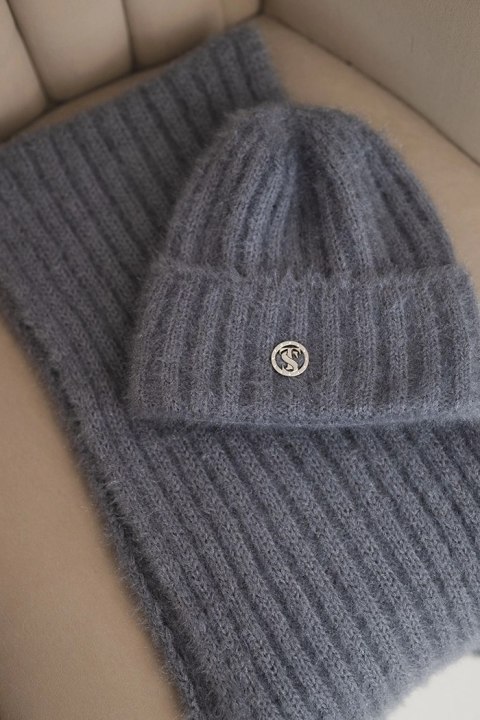 Komplet damski czapka i długi szalik z miękkiej przędzy ciemno szary