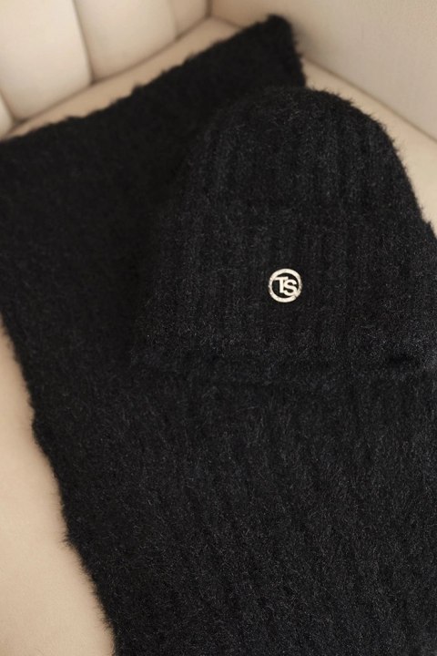 Długi prążkowany szalik damski w kolorze czarnym