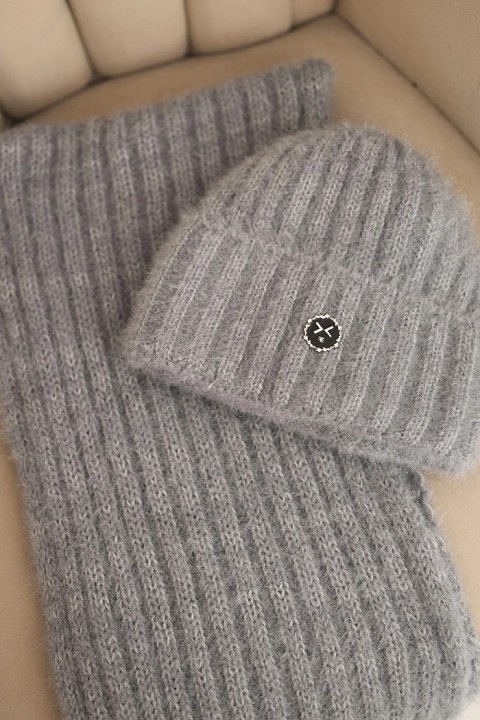 Miękka czapka i szalik damski szary do zimowych stylizacji