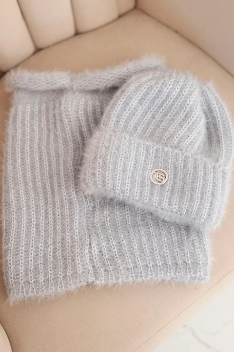Miękka puszysta czapka i komin typu tuba – elegancki zestaw