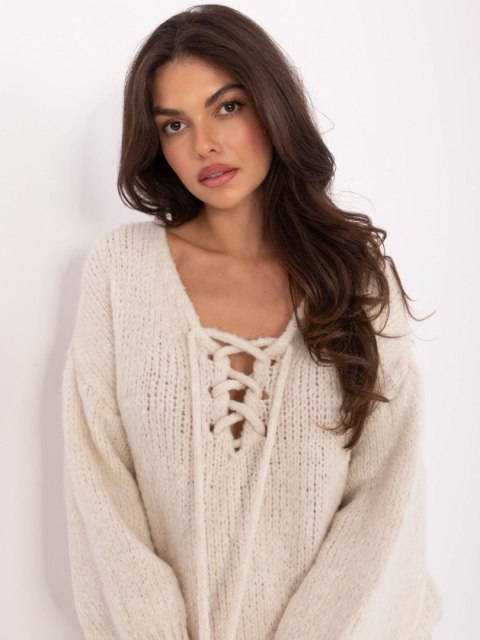Sweter oversize damski w kolorze jasnobeżowym
