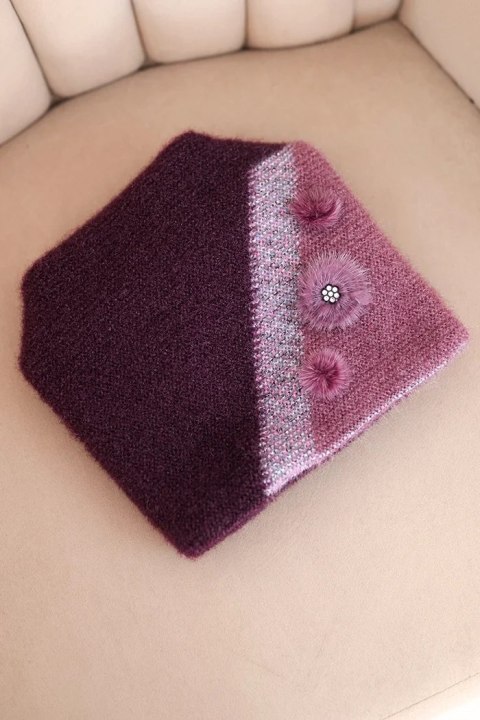 Czapka damska elegancka z futrzanymi ozdobami i brokatowym paskiem ciemno fioletowa Czapka damska elegancka z futrzanymi ozdobami i brokatowym paskiem ciemno fioletowa