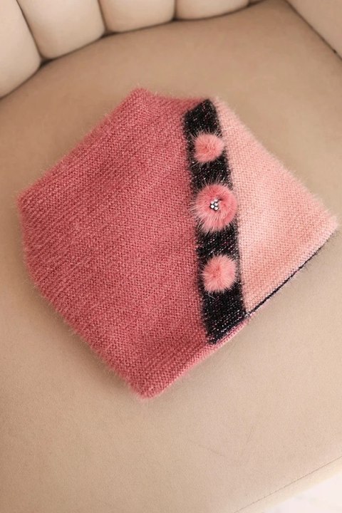 Czapka damska elegancka z futrzanymi ozdobami i brokatowym paskiem ciemno różowa Czapka damska elegancka z futrzanymi ozdobami i brokatowym paskiem ciemno różowa