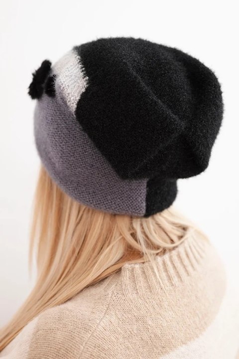 Czapka damska elegancka z futrzanymi ozdobami i brokatowym paskiem czarna Czapka damska elegancka z futrzanymi ozdobami i brokatowym paskiem czarna