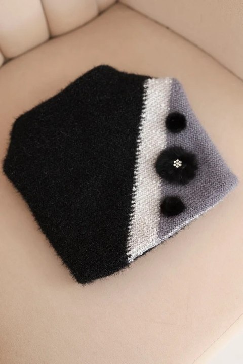 Czapka damska elegancka z futrzanymi ozdobami i brokatowym paskiem czarna Czapka damska elegancka z futrzanymi ozdobami i brokatowym paskiem czarna