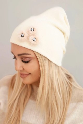 Czapka damska z ozdobnymi futrzanymi kwiatami elegancka beżowa – Stylowy Wieszak