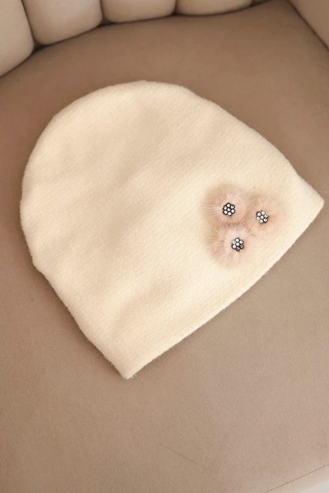 Beżowa czapka damska z futrzanymi kwiatkami