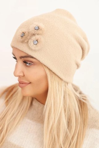 Czapka damska z ozdobnymi futrzanymi kwiatami elegancka camelowa – Stylowy Wieszak