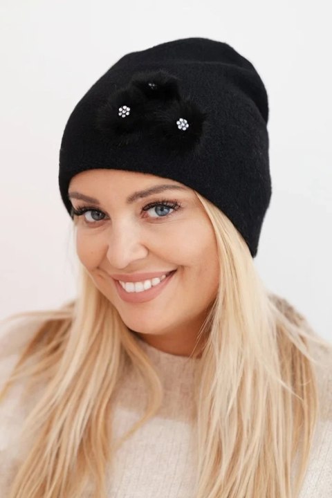 Czapka damska czarna z futrzanymi kwiatkami i cyrkoniami – Stylowy Wieszak